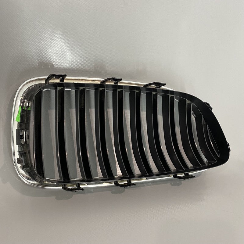 7412323 BMW 528 GRILLE UPPER LEFT 2014 2015 2016 7412323 535 OEM