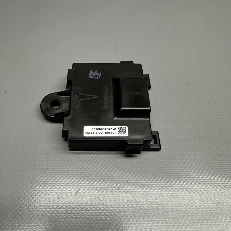 1069651-00-E TESLA MODEL S DOOR HANDLE CONTROL UNIT MODULE FRONT 2016 17 18 2019 1069651-00-E