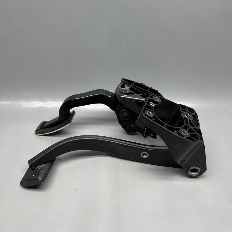 1344691-01-B TESLA MODEL 3 GAS AND BRAKE PEDAL 2024 2025 OEM 1344691-01-B