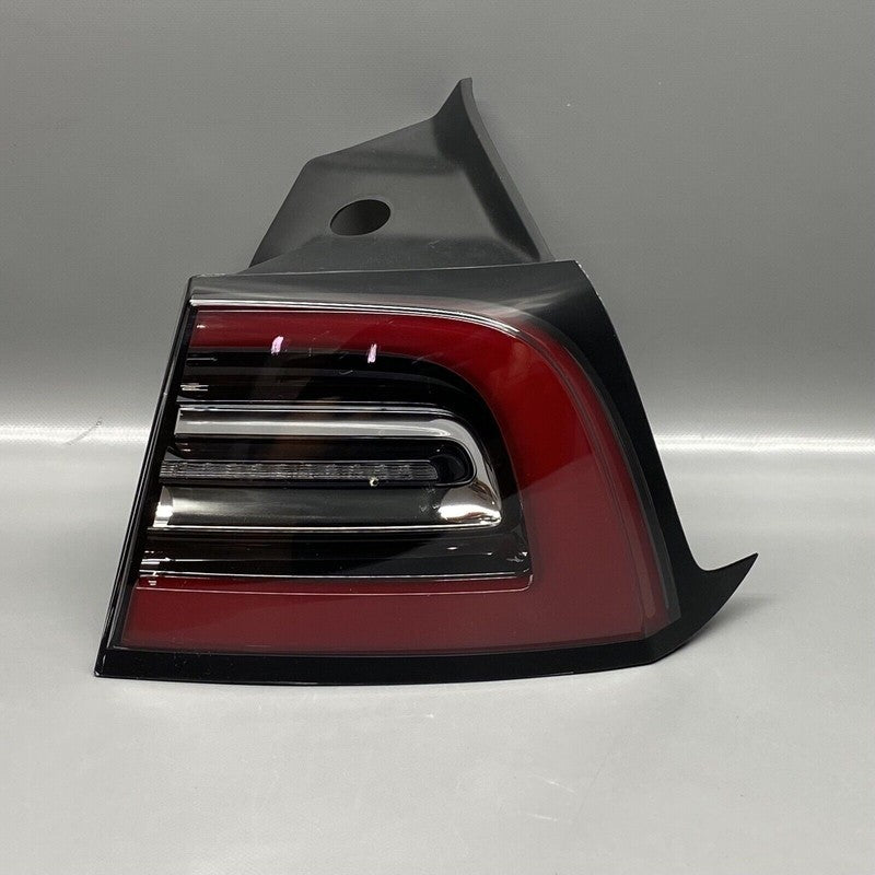 TESLA MODEL 3 TAIL LIGHT RIGHT PASSENGER 1077398-00-H 2017 18 2019 202