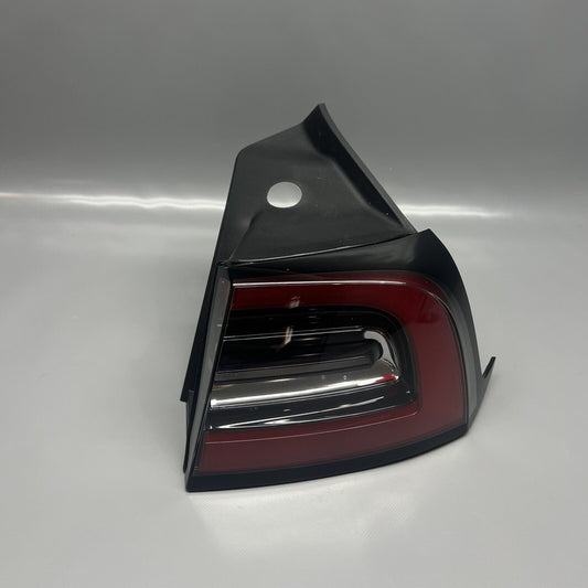 1502087-00-D TESLA MODEL Y TAIL LIGHT RIGHT PASSENGER LED 2020 21 22 23 2024 OEM 1502087-00-D