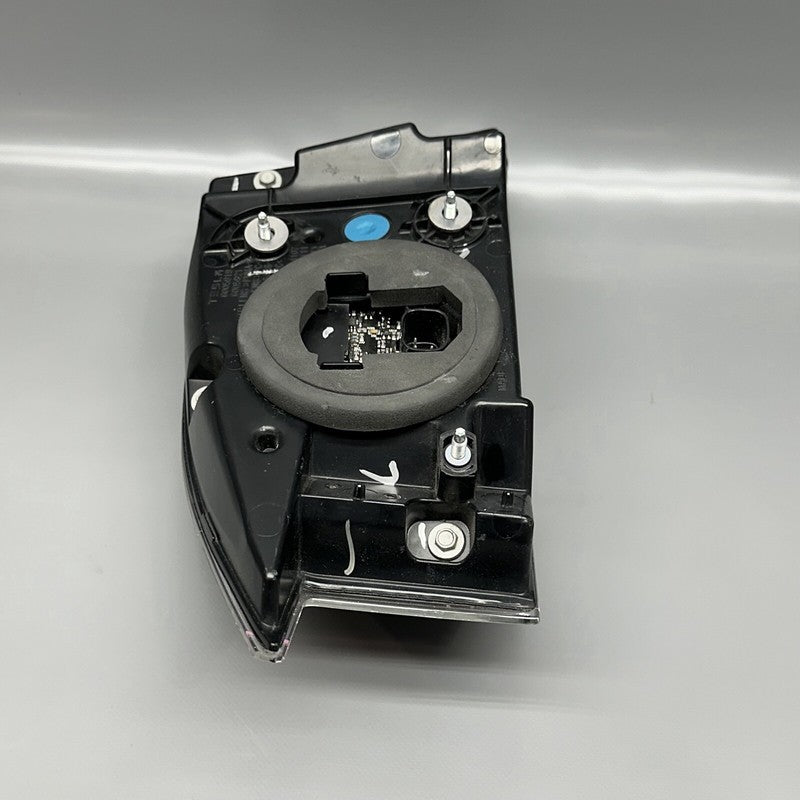 1502088-00-B TESLA MODEL S TAIL LIGHT RIGHT PASSENGER 2016 2017 2018 2019 2020 DAMAGED