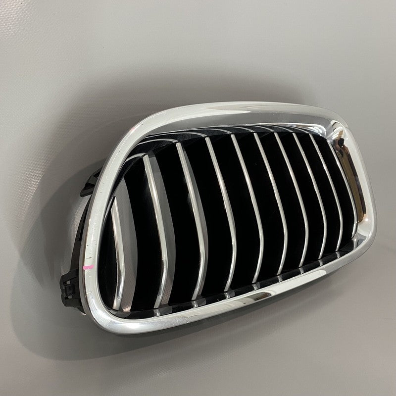 7412323 BMW 528 GRILLE UPPER LEFT 2014 2015 2016 7412323 535 OEM