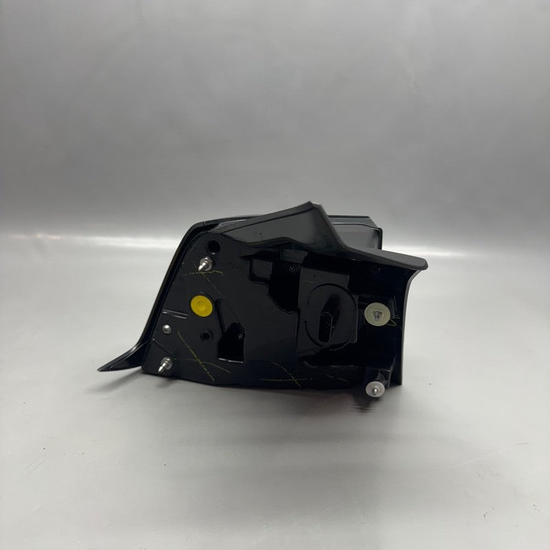 TESLA MODEL Y TAIL LIGHT RIGHT PASSENGER 2020 2021 2022 2023 2024 2025