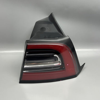 1502087-00-D TESLA MODEL Y TAIL LIGHT RIGHT PASSENGER 2020 21 22 2023 LED OEM 1502087-00-D