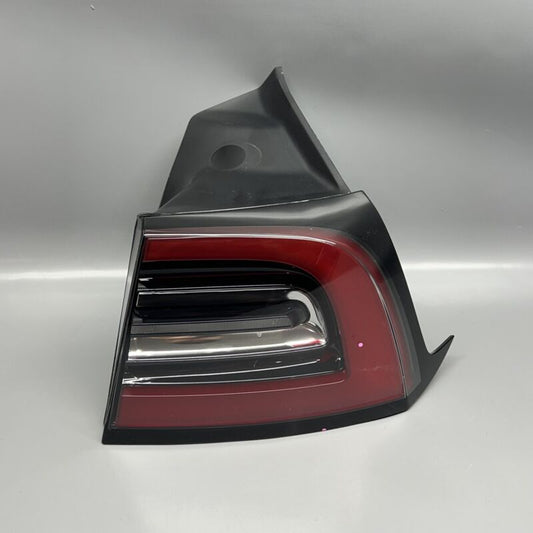 1502087-00-D TESLA MODEL Y TAIL LIGHT RIGHT PASSENGER 2020 21 22 2023 LED OEM 1502087-00-D