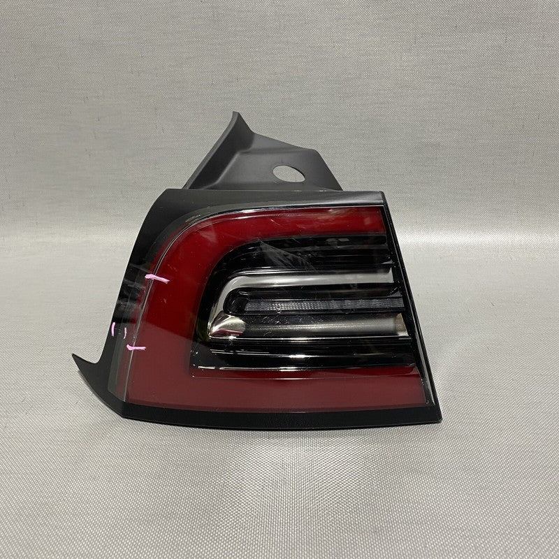 1077397-00-E TESLA MODEL 3 TAIL LIGHT LEFT DRIVER 1077397-00-E 2017 2018 2019 2020 OEM