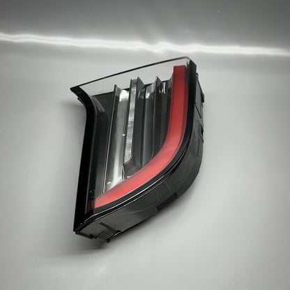 1502088-00-B TESLA MODEL Y LIFTGATE TAIL LIGHT LEFT DRIVER 2020 21 22 2023 OEM 1502088-00-B