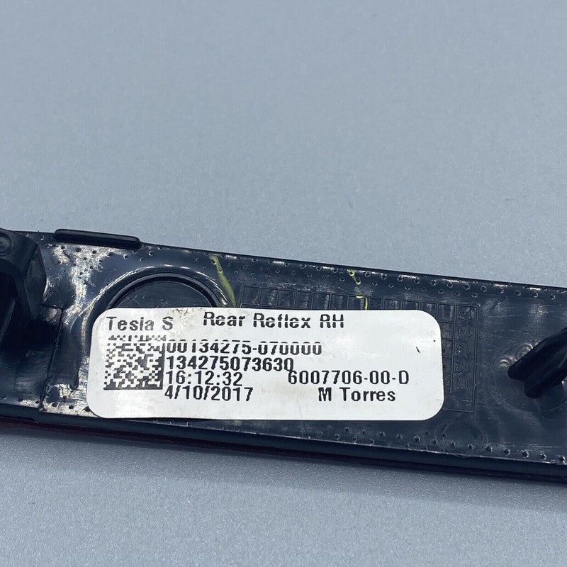 6007706-00-D TESLA MODEL S REAR BUMPER REFLECTOR RIGHT 6007706-00 2016 2017 2018 2019 2020