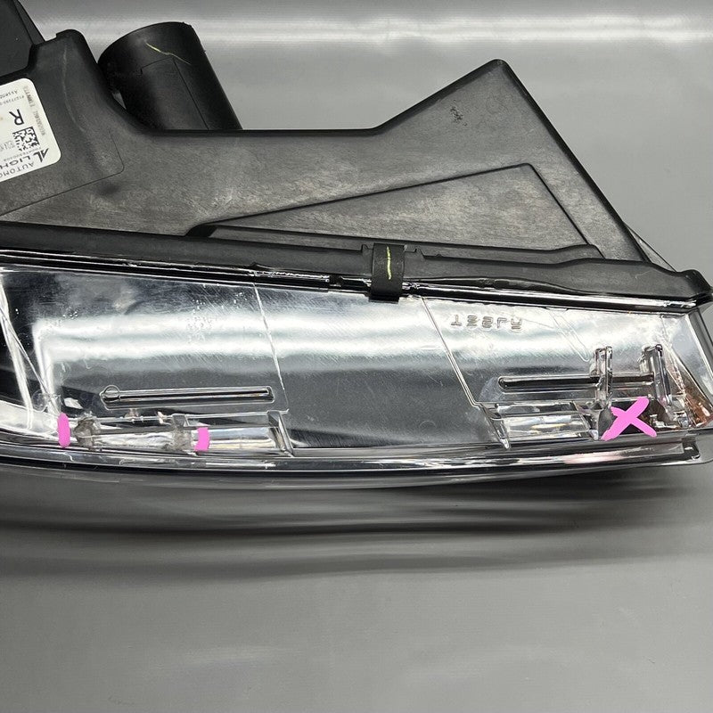 1077390-00-F TESLA MODEL 3 FOG LIGHT RIGHT PASSENGER 2017 18 19 20 21 2022 2 PIN 1077390-00-F