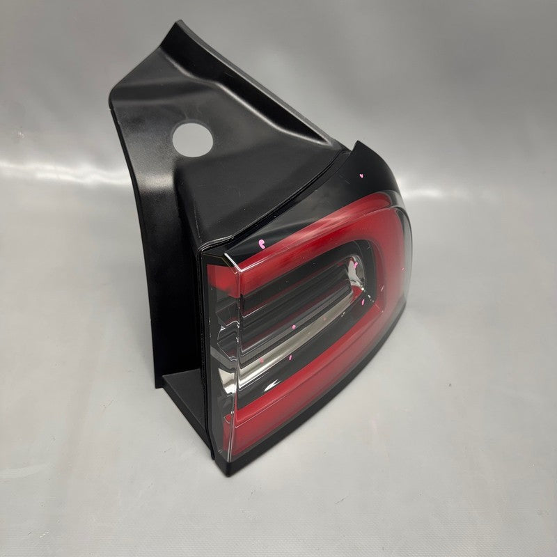 TESLA MODEL Y TAIL LIGHT RIGHT PASSENGER  2020 2021 2022 2023 2024 4 P