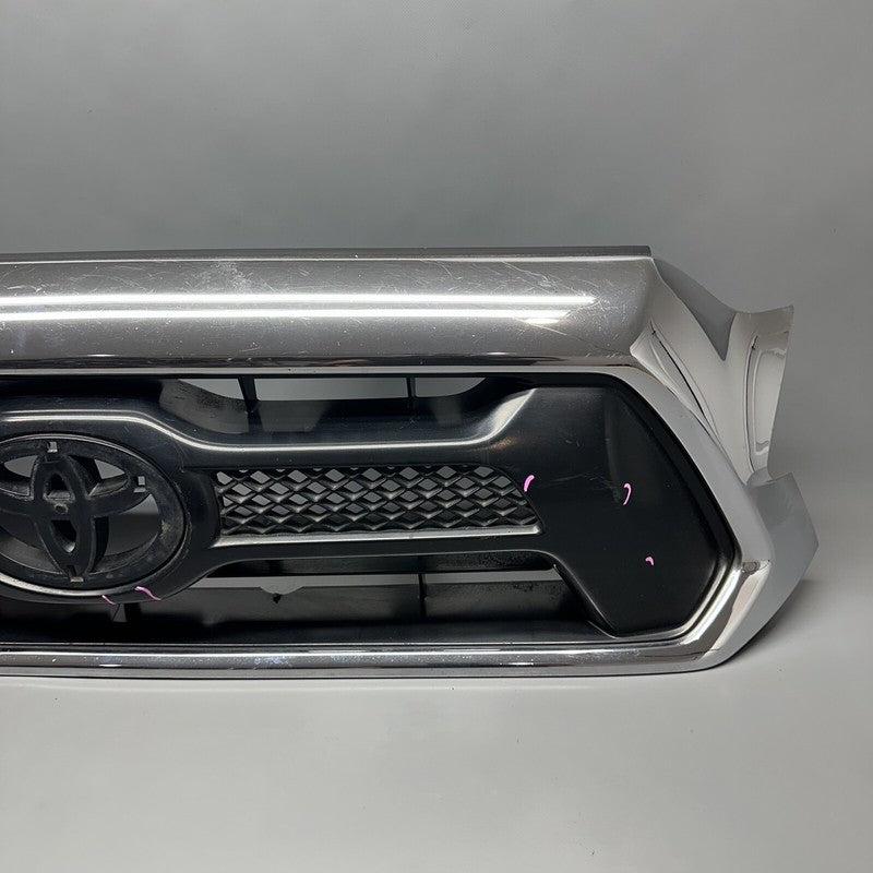 53100-04470 TOYOTA TACOMA GRILLE 2012 2013 2014 2015 OEM 53100-04470 DAMAGED