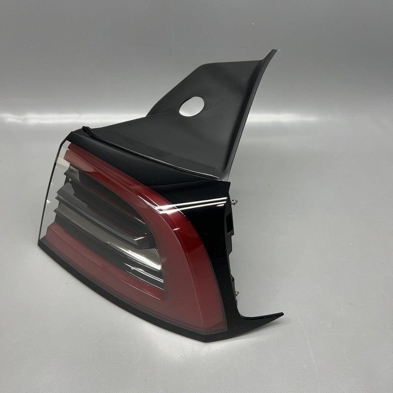 1502087-00-D TESLA MODEL Y TAIL LIGHT RIGHT PASSENGER 2020 21 22 23 2024 LED OEM 1502087-00-D