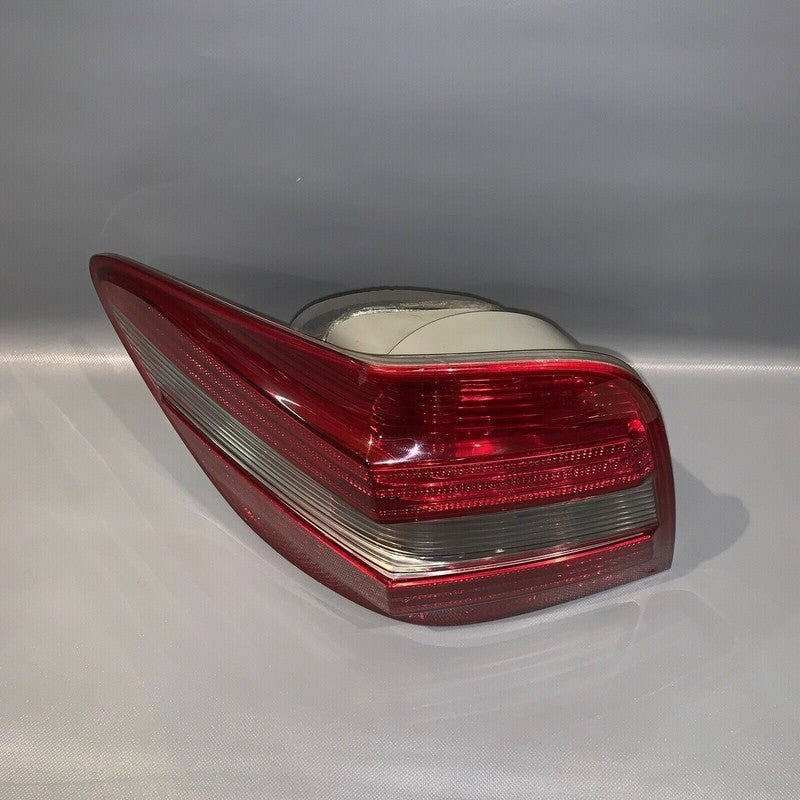 A1648201964 MERCEDES BENZ ML63 ML350 LEFT DRIVER SIDE TAIL LIGHT 2006 2007 2008 OEM