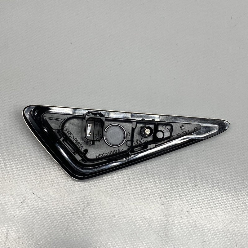 1642011-00-A TESLA MODEL Y FENDER MARKER CAMERA RIGHT PASSENGER 2020 2021 2022 2023 OEM