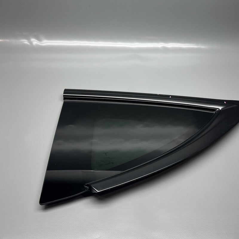1621162-70-D TESLA MODEL Y QUARTER GLASS LEFT REAR 2020 2021 2022 2023 OEM 1621162-70-D