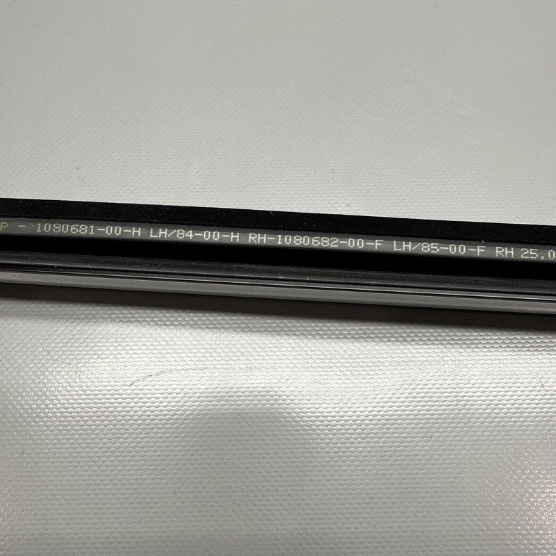 1080684-01-i TESLA MODEL 3 DOOR WINDOW MOLDING RIGHT FRONT 2017 18 19 20 21 2022 1080684-01-i