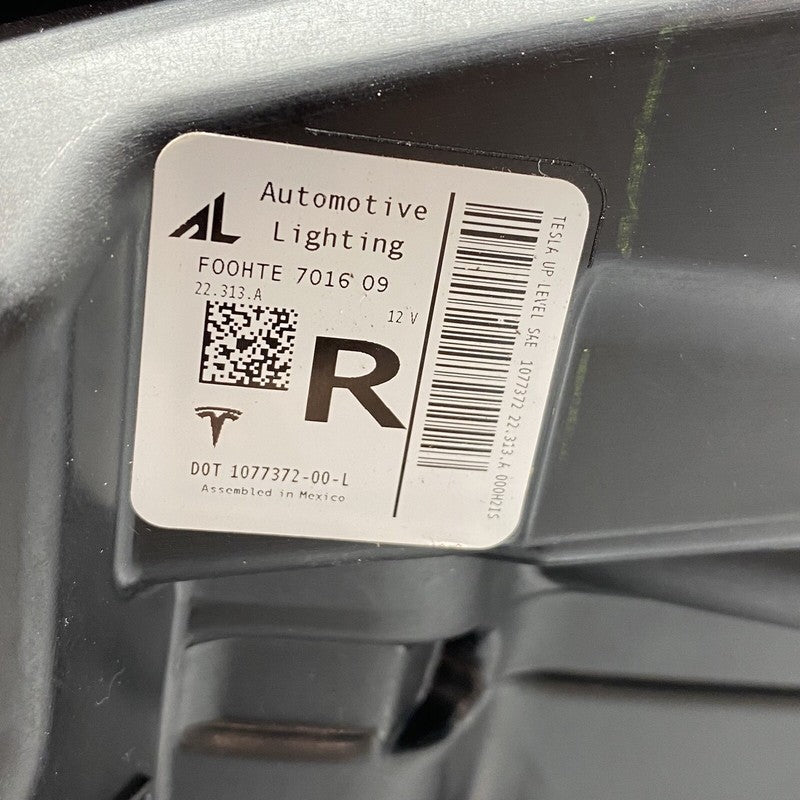 1077372-00-L TESLA MODEL 3 HEADLIGHT RIGHT PASSENGER 1077372-00-L 2017 2018 2019 2020 LED OEM