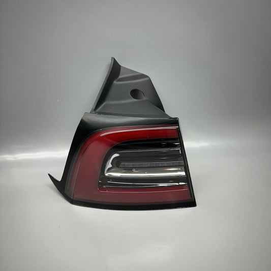 1502086-00-D TESLA MODEL Y TAIL LIGHT LEFT DRIVER 2020 2021 22 2023 2024 LED OEM 1502086-00-D