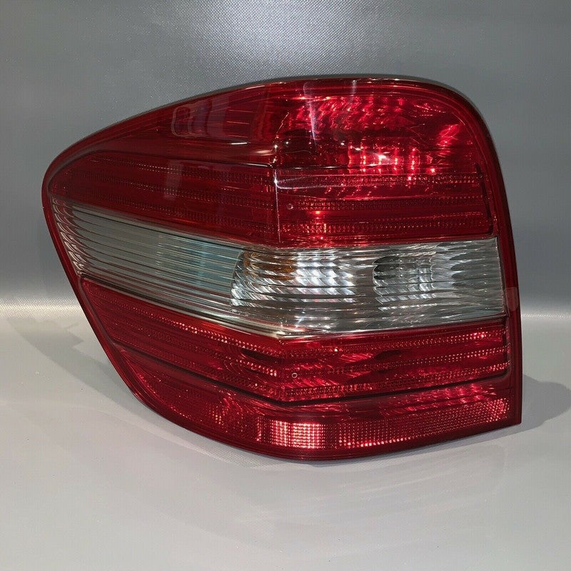A1648201964 MERCEDES BENZ ML63 ML350 LEFT DRIVER SIDE TAIL LIGHT 2006 2007 2008 OEM