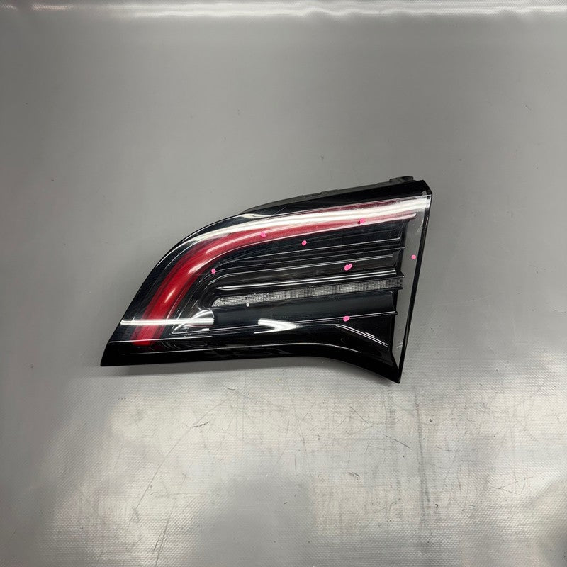 TESLA MODEL Y TAIL LIGHT RIGHT PASSENGER 2020 2021 2022 2023 2024 OEM