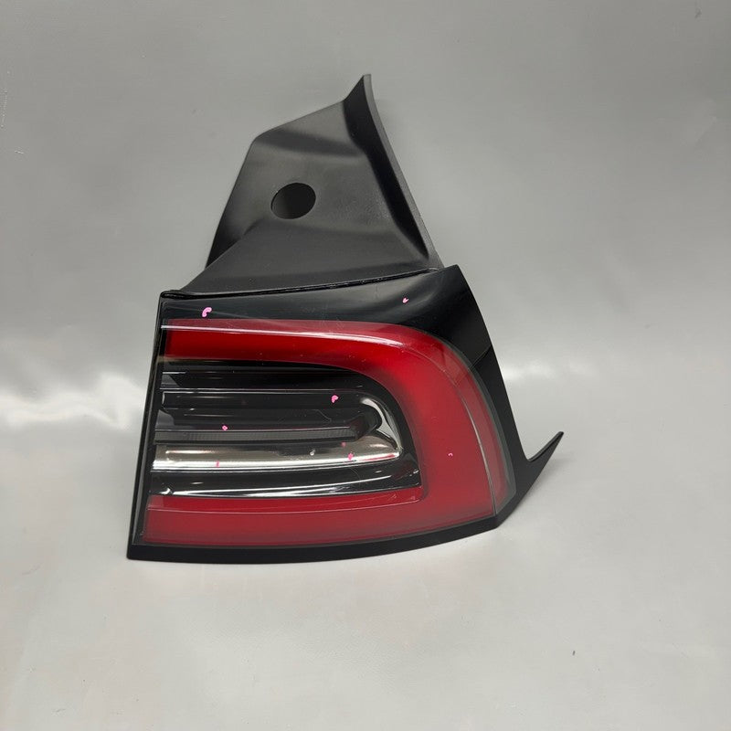 TESLA MODEL Y TAIL LIGHT RIGHT PASSENGER  2020 2021 2022 2023 2024 4 P