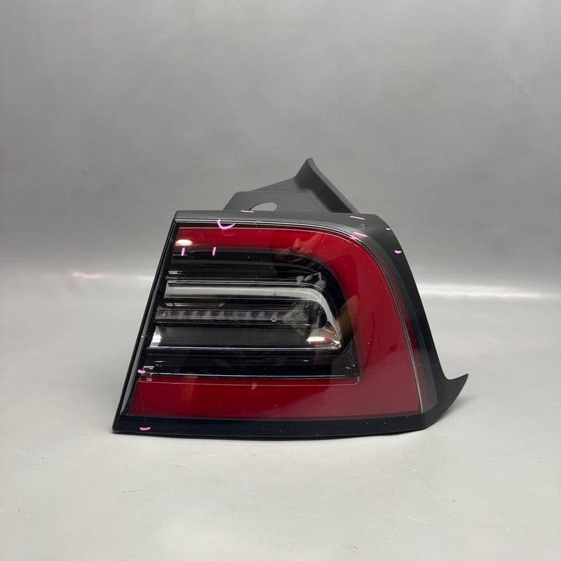 TESLA MODEL 3 TAIL LIGHT RIGHT PASSENGER 2017 2018 2019 2020 2021 OEM
