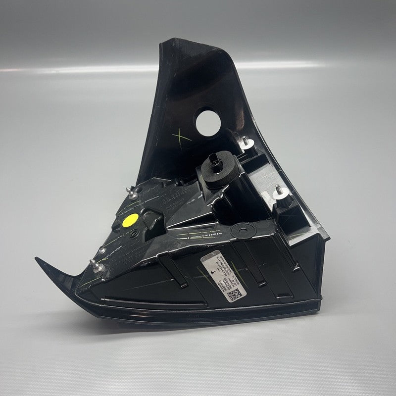 1502087-00-D TESLA MODEL Y TAIL LIGHT RIGHT PASSENGER 2020 2021 2022 2023 OEM 1502087-00-D