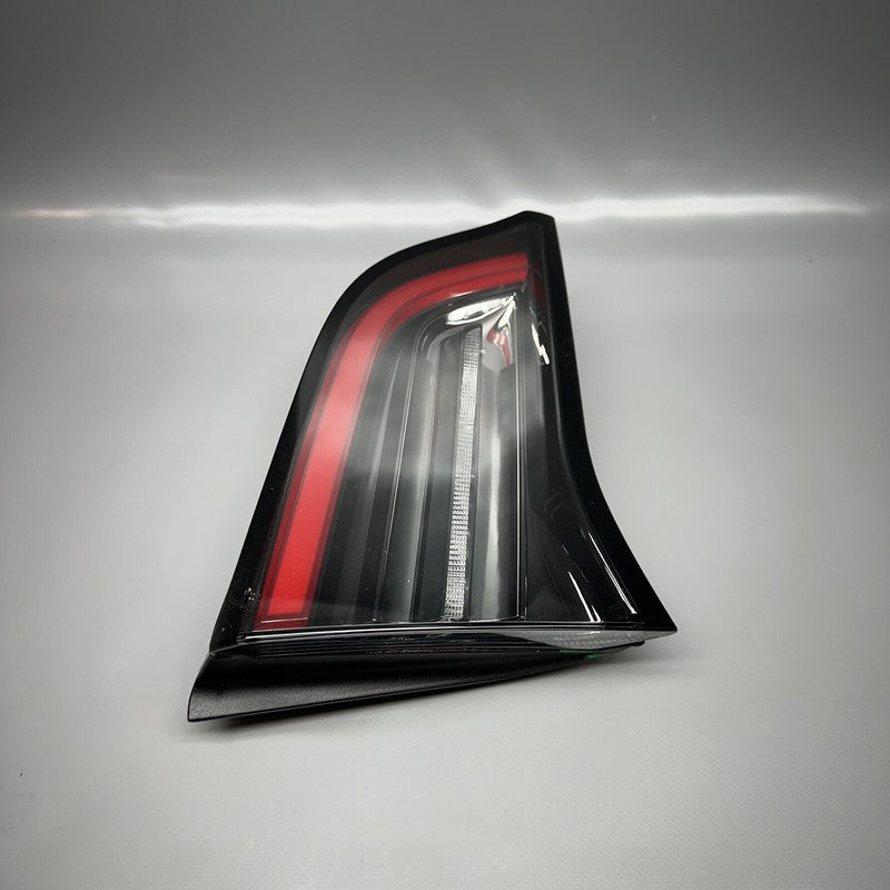 1502088-00-B TESLA MODEL Y LIFTGATE TAIL LIGHT LEFT DRIVER 2020 21 22 2023 OEM 1502088-00-B
