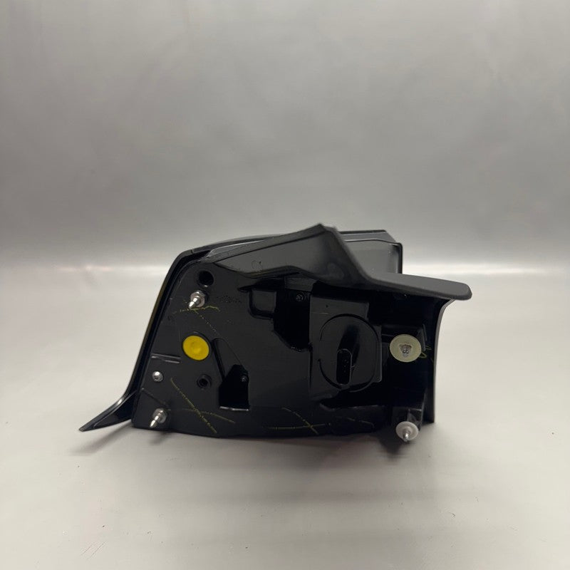 TESLA MODEL Y TAIL LIGHT RIGHT PASSENGER 2020 2021 2022 2023 2024 2025
