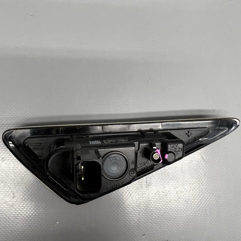 1642011-00-A TESLA MODEL Y FENDER CAMERA MARKER RIGHT 2020 2021 2022 2023 OEM 1642011-00-A
