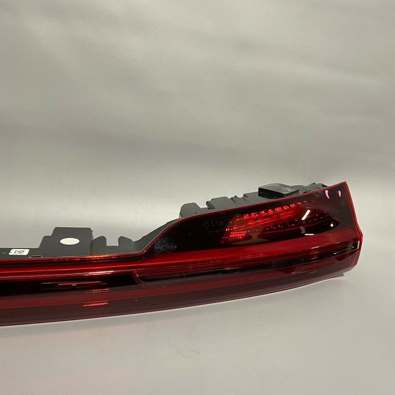 4KE945095C AUDI E-TRON CENTER REAR TAIL LIGHT 4KE945095C 2019 2020 OEM