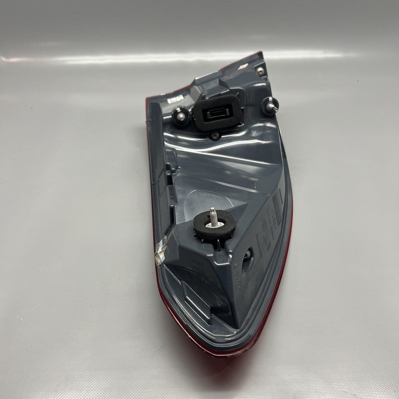 7376488 BMW 640 GT GRAN TURISMO TAIL LIGHT RIGHT PASSENGER 2018 2019 OEM 7376488