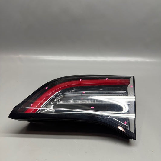 TESLA MODEL Y TAIL LIGHT RIGHT PASSENGER 2020 2021 2022 2023 2024 OEM