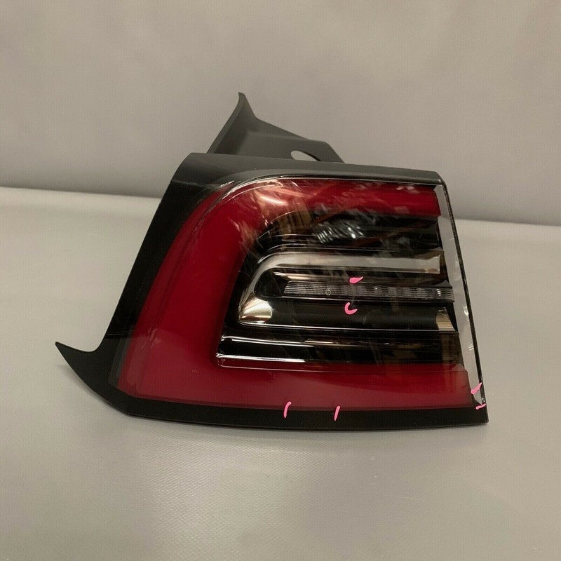 TESLA MODEL 3 TAIL LIGHT LEFT DRIVER 2017 2018 2019 2020 OEM 1077397-0