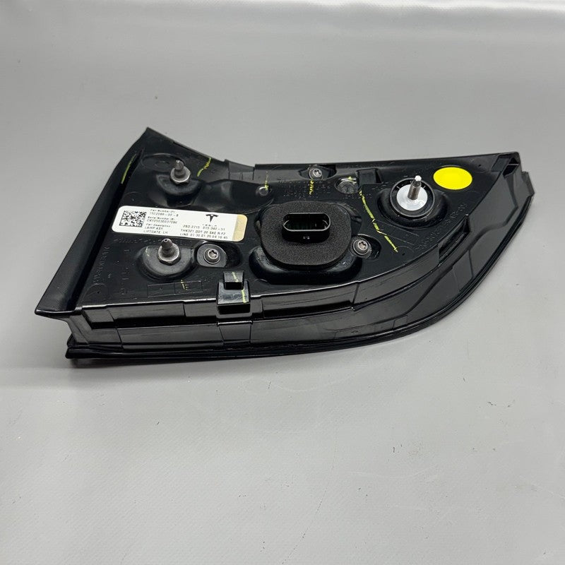 TESLA MODEL Y TAIL LIGHT TRUNK LEFT DRIVER 2020-2022 2023 2024 4 PIN O