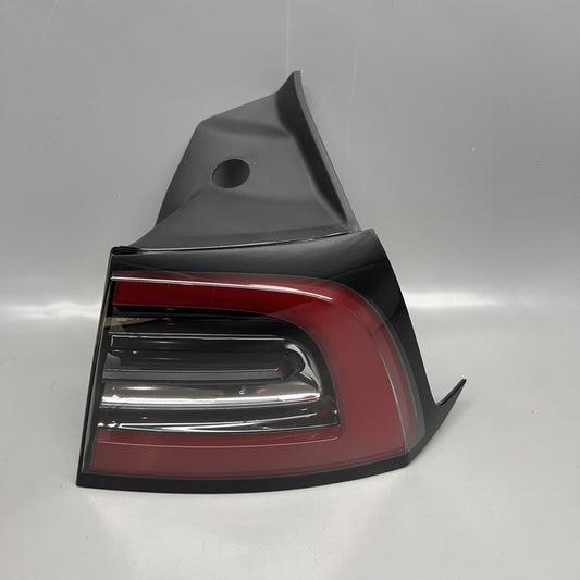 1502087-00-D TESLA MODEL Y TAIL LIGHT RIGHT PASSENGER 2020 21 22 23 2024 LED OEM 1502087-00-D