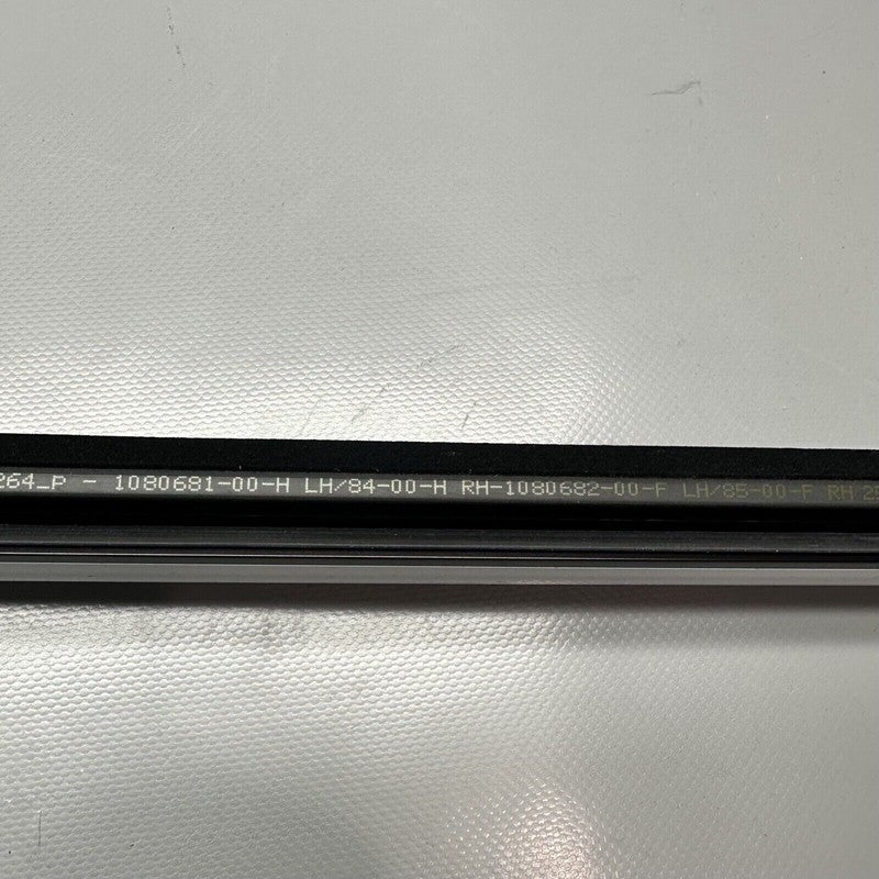 1080684-01-i TESLA MODEL 3 DOOR WINDOW MOLDING RIGHT FRONT 2017 18 19 20 21 2022 1080684-01-i