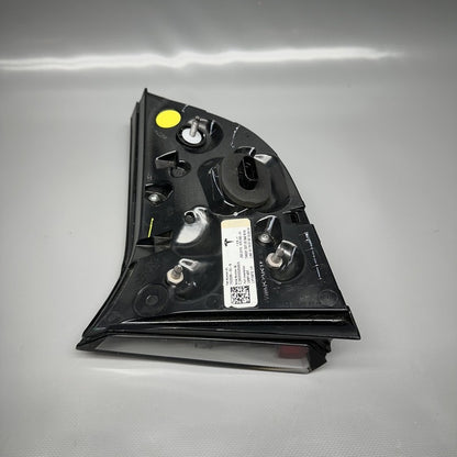 1502088-00-B TESLA MODEL Y LIFTGATE TAIL LIGHT LEFT DRIVER 2020 21 22 2023 OEM 1502088-00-B
