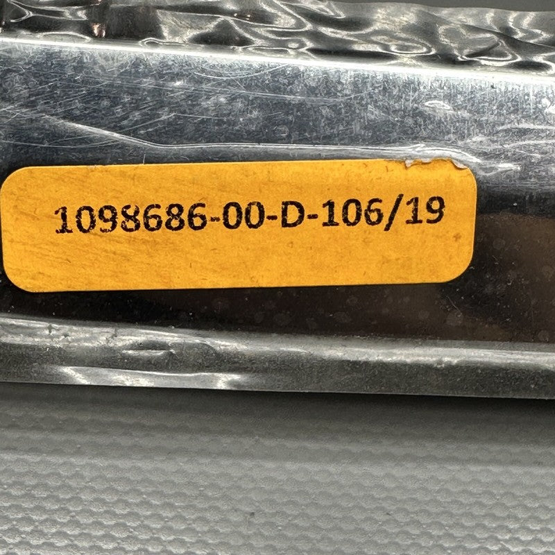 1098686-00-D TESLA MODEL X DOOR WINDOW MOLDING RIGHT REAR 2016 17 18 19 2020 OEM 1098686-00-D