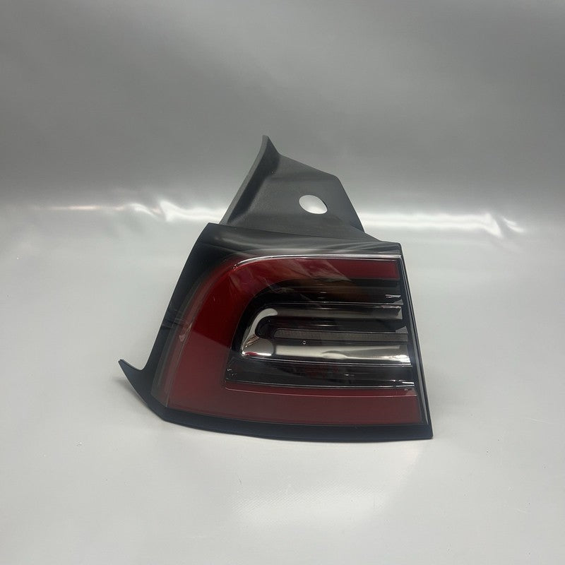 1502086-00-D TESLA MODEL Y  TAIL LIGHT LEFT DRIVER 2020 2021 2022 2023 LED 4 PIN 1502086-00-D
