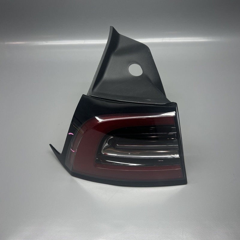 TESLA MODEL Y TAIL LIGHT LEFT DRIVER 2020 2021 2022 2023 OEM 1502086-0