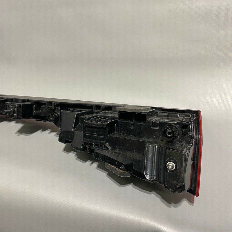 4KE945095C AUDI E-TRON CENTER REAR TAIL LIGHT 4KE945095C 2019 2020 OEM