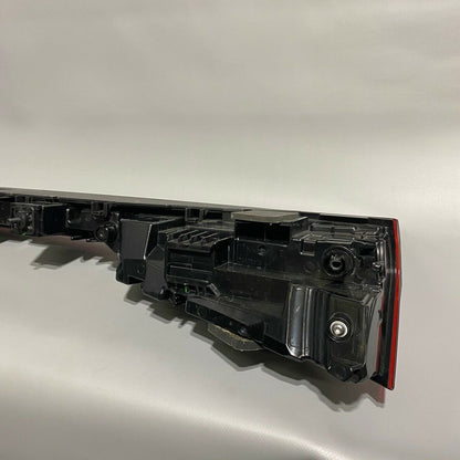 4KE945095C AUDI E-TRON CENTER REAR TAIL LIGHT 4KE945095C 2019 2020 OEM
