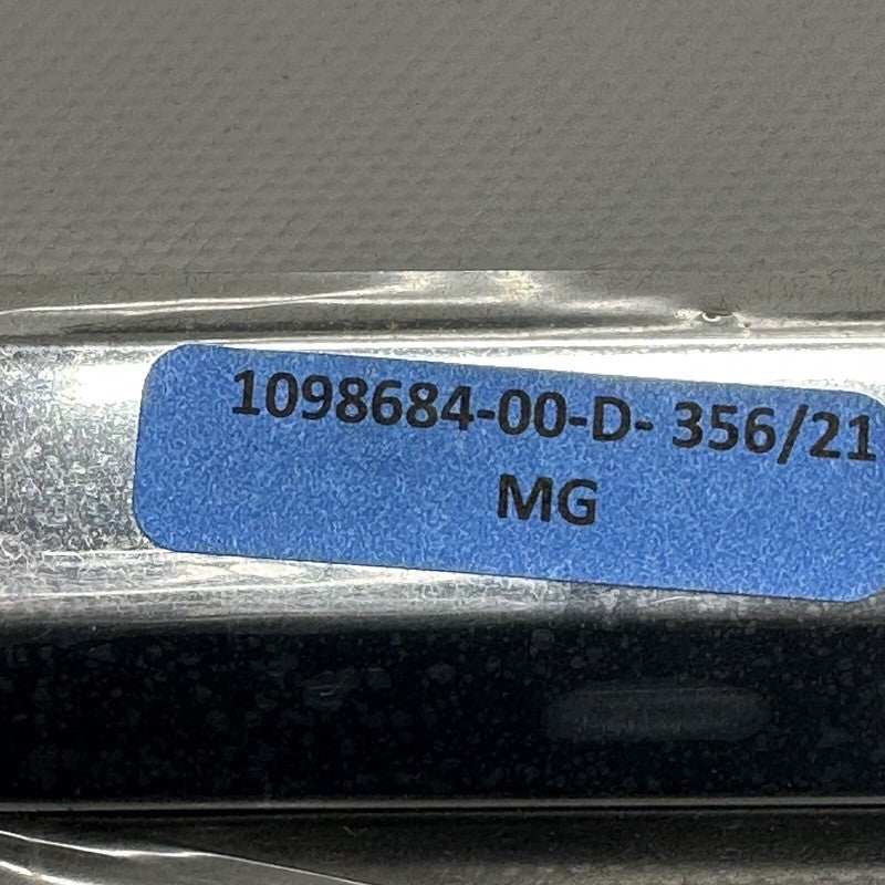 1098684-00-D TESLA MODEL X DOOR WINDOW BELT RIGHT FRONT 2016 2017 18 19 2020 OEM 1098684-00-D