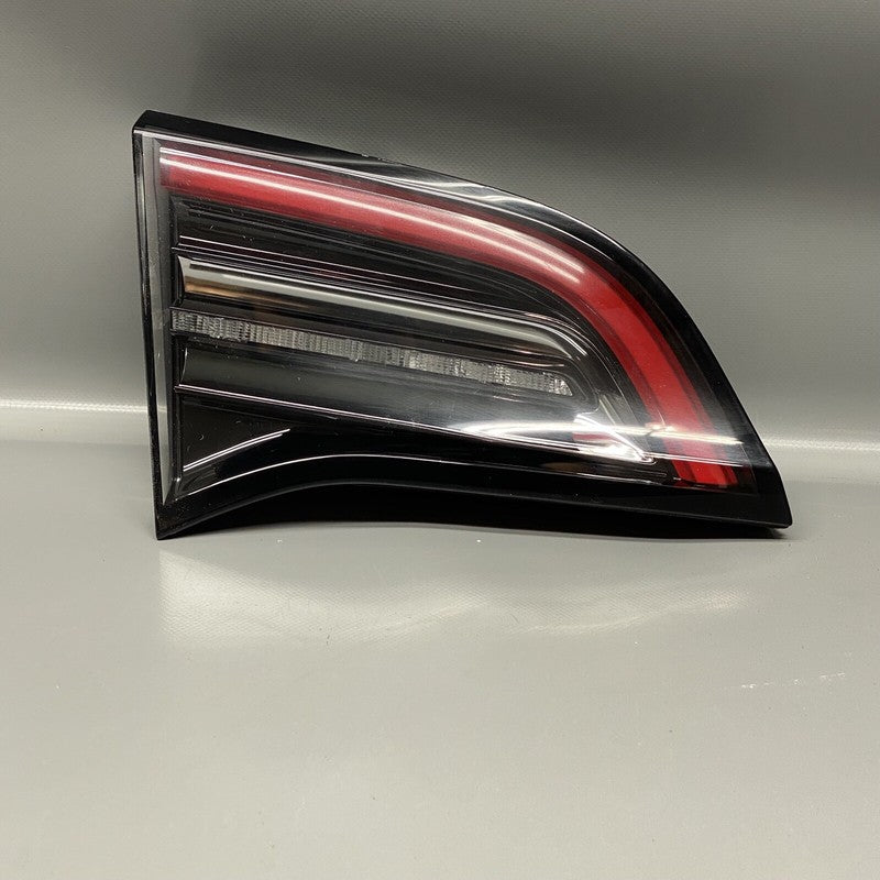 1502088-00-B TESLA MODEL Y  TAIL LIGHT TRUNK LEFT DRIVER 1502088-00-B 2020 21 2022 2023 OEM