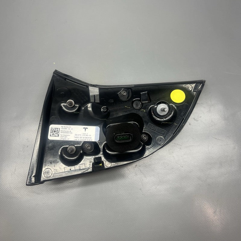 1502088-00-B TESLA MODEL Y TAIL LIGHT TRUNK LEFT DRIVER 2021 2022 2023 2024 OEM 1502088-00-B