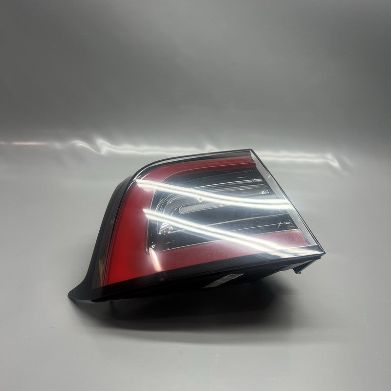 1502086-00-D TESLA MODEL Y  TAIL LIGHT LEFT DRIVER 2020 2021 2022 2023 LED 4 PIN 1502086-00-D