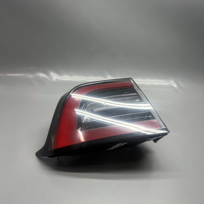 1502086-00-D TESLA MODEL Y  TAIL LIGHT LEFT DRIVER 2020 2021 2022 2023 LED 4 PIN 1502086-00-D