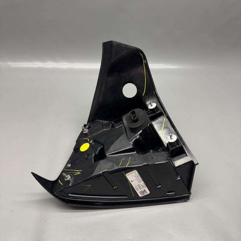 TESLA MODEL Y TAIL LIGHT RIGHT PASSENGER 2020 2021 2022 2023 2024 2025